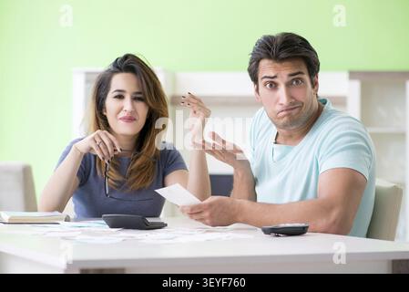 Junge Familie kämpfen mit Personal Finance Stockfoto
