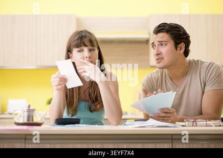 Junge Familie kämpfen mit Personal Finance Stockfoto