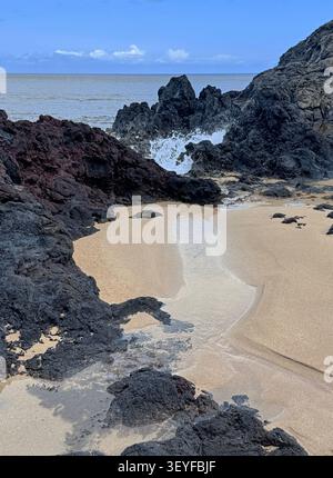 Wellen brechen am Make Horse Beach entlang der Küste von Kaluakoi auf dem unerschlossenen Abschnitt der Westküste von Molokai – Molokai, Hawaii – auf Lavagestein Stockfoto