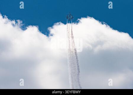 Washington, Usa. Juli 2026. Ein Air Force Thunderbird Geschwader tritt während eines Trainings vor dem Ereignis „Salute to America“ auf, das am Freitag, den 3. Juli in Washington, DC, USA, zum 250. Jahrestag des Landes stattfindet. 2026. die USA werden eine Reihe von Veranstaltungen in der National Mall veranstalten, um das 250-jährige Bestehen des Landes zu feiern. Foto: Aaron Schwartz/UPI Credit: UPI/Alamy Live News Stockfoto