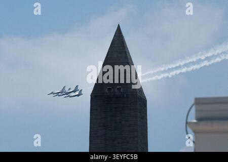 Washington, Usa. Juli 2026. Ein Air Force Thunderbird Geschwader tritt während eines Trainings vor dem Ereignis „Salute to America“ auf, das am Freitag, den 3. Juli in Washington, DC, USA, zum 250. Jahrestag des Landes stattfindet. 2026. die USA werden eine Reihe von Veranstaltungen in der National Mall veranstalten, um das 250-jährige Bestehen des Landes zu feiern. Foto: Aaron Schwartz/UPI Credit: UPI/Alamy Live News Stockfoto
