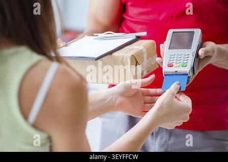 Paketversand mit Pos und Kreditkarte bezahlt Stockfoto