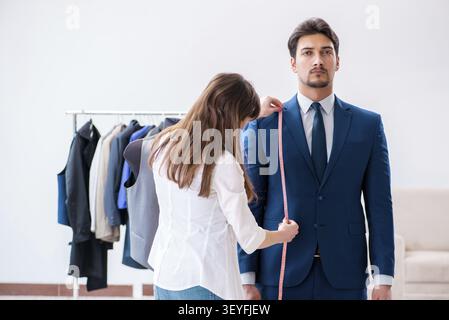 Professionelle maßgeschneiderte Messungen für Anzug Stockfoto