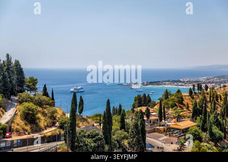 Panoramablick in Richtung der Bucht von Taormina und des Mount Etna von Taormina, Sizilien, Italien. Stockfoto
