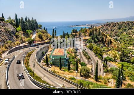 Panoramablick in Richtung der Bucht von Taormina und des Mount Etna von Taormina, Sizilien, Italien. Stockfoto