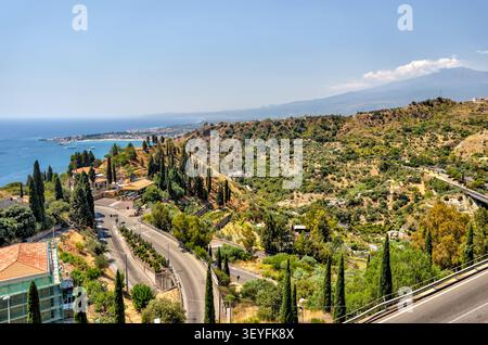 Panoramablick in Richtung der Bucht von Taormina und des Mount Etna von Taormina, Sizilien, Italien. Stockfoto