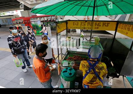 Bangkok, Thailand - 5. Juli 2022: Kunden stehen an, um Lebensmittel bei einem Straßenverkäufer zu kaufen, während die Preise steigen. Stockfoto