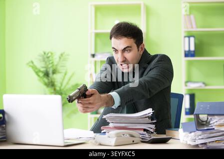 Unternehmer wütend mit übermäßiger Arbeit im Büro Stockfoto