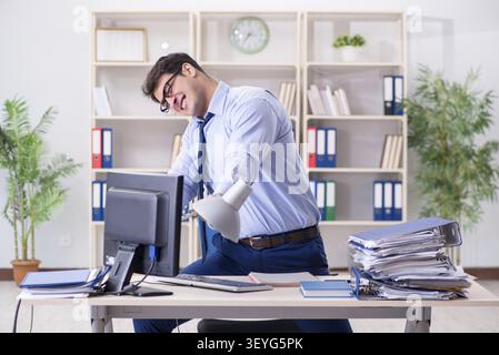 Wütend Geschäftsmann frustriert mit zu viel Arbeit Stockfoto