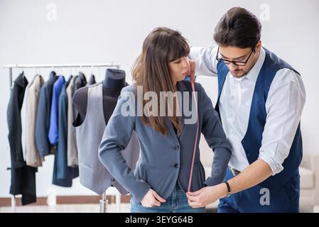Professionelle maßgeschneiderte Messungen für Anzug Stockfoto