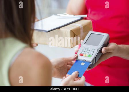 Paketversand mit Pos und Kreditkarte bezahlt Stockfoto