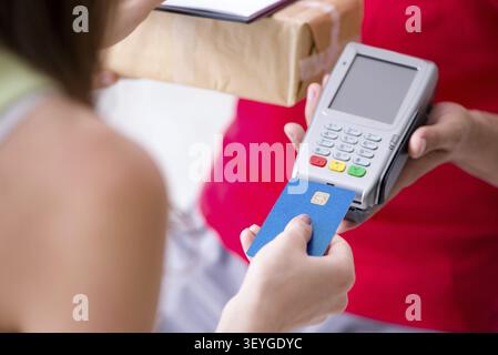 Paketversand mit Pos und Kreditkarte bezahlt Stockfoto