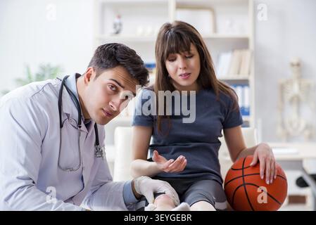 Weibliche Basketballspieler besuchen Arzt nach Verletzungen Stockfoto