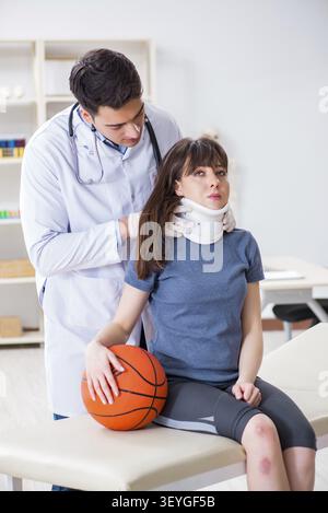 Weibliche Basketballspieler besuchen Arzt nach Verletzungen Stockfoto