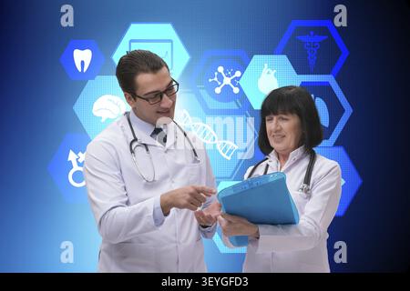 Zwei Ärzte über Themen in der Telemedizin Konzept Stockfoto