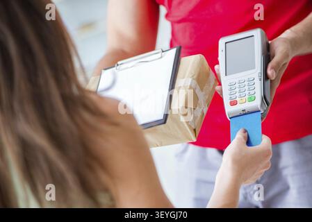 Paketversand mit Pos und Kreditkarte bezahlt Stockfoto