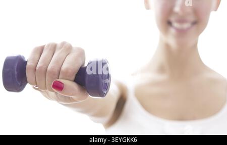 Schöne Frau, die Fitnessübungen mit Kurzhanteln macht Stockfoto