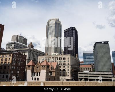 Pittsburgh Pennsylvania-06 21 2026: Flacher Blick auf markante Unternehmenshochhäuser und historische Steinfassaden im Zentrum der Innenstadt. Stockfoto
