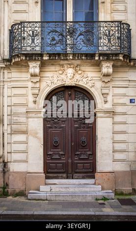 Avignon, Frankreich, 11. April 2026, hölzern verzierte Eingangstür eines Gebäudes in der 10 Rue Joseph Vernet Stockfoto