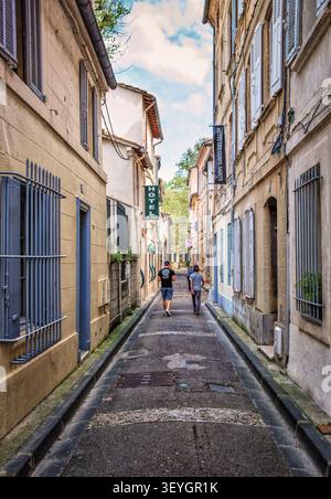 Avignon, Frankreich, 11. April 2026, Fußgänger gehen die Agricol-Perdiguier-Straße hinunter Stockfoto