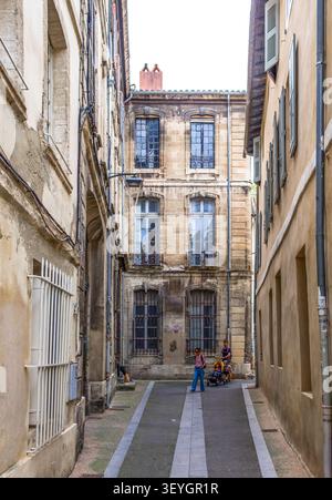 Avignon, Frankreich, 11. April 2026, eine Familie geht auf der Laboureur-Straße Stockfoto