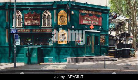 Avignon, Frankreich, 11. April 2026, O'Collins's Irish Pub, gelegen an der Ecke Cour Jean Jaurès und Boulevard Raspail Stockfoto