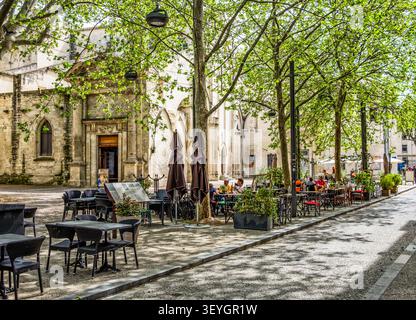 Avignon, Frankreich, 11. April 2026, urbane Szene auf dem Place des Corps Saints, nahe dem Cloître des Célestins Stockfoto