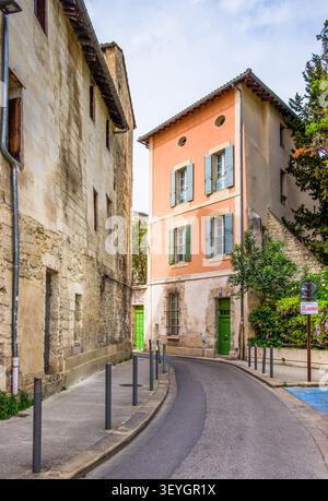Avignon, Frankreich, 11. April 2026, Wohngebäude Rue du Crucifix Stockfoto