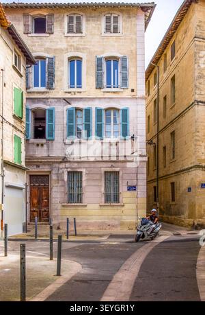 Avignon, Frankreich, 11. April 2026, Motorradfahrer auf der Rue et Place Noel Antoine Biret Stockfoto