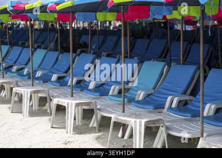 Sonnenliegen und Sonnenschirme, Koh Larn, Thailand Stockfoto
