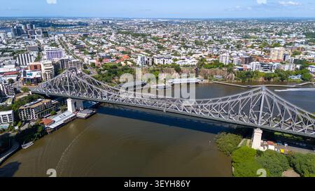 Aus der Vogelperspektive die Story Bridge, die den Brisbane River überspannt, mit der Stadtlandschaft und dem üppigen Grün in Brisbane City, Queensland, Australien. Stockfoto