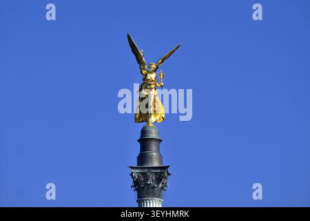 Vergoldete Bronzestatue der Siegesgöttin Nike als Friedensengel, Olivenzweig als Friedenszeichen an den Isarufern, München, Bayern, G Stockfoto