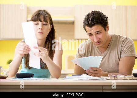 Junge Familie kämpfen mit Personal Finance Stockfoto