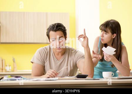 Junge Familie kämpfen mit Personal Finance Stockfoto