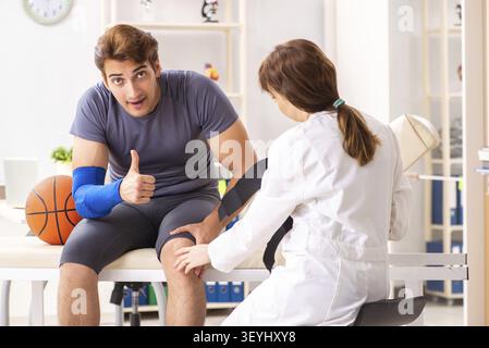 Stattliche Basketballspieler besuchen Ärztin traumatologist Stockfoto