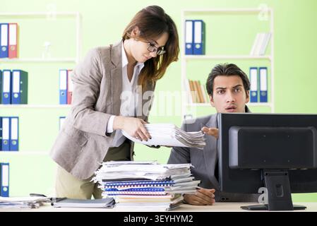 Man Mitarbeiter leiden unter übermäßiger Arbeit Stockfoto