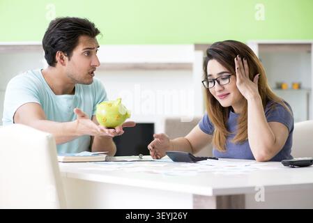 Junge Familie kämpfen mit Personal Finance Stockfoto