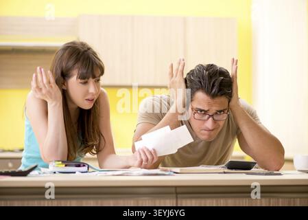 Junge Familie kämpfen mit Personal Finance Stockfoto
