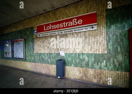 Köln, Deutschland 29. Juni 2026: Nahaufnahme des roten U-Bahn-Bahnhofsschildes an der Bahnsteigwand der Lohsestraße in Köln mit Blinkern und Stockfoto