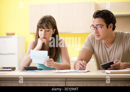 Junge Familie kämpfen mit Personal Finance Stockfoto