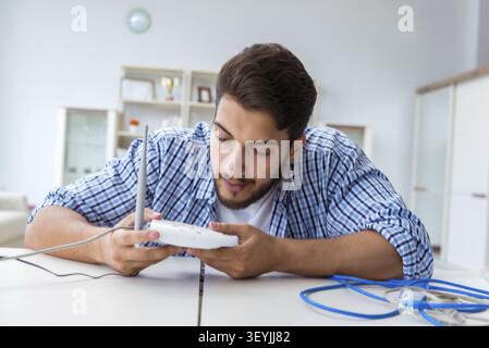 Frustriert junger Mann wegen der schwachen Internet Empfang Stockfoto
