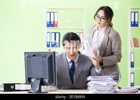 Man Mitarbeiter leiden unter übermäßiger Arbeit Stockfoto