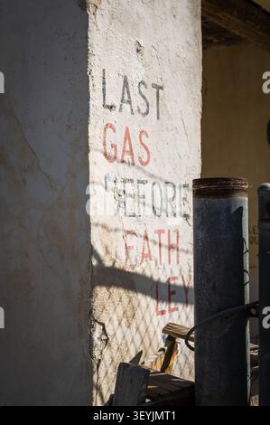 Eine verlassene Tankstelle in der Nähe des alten Amargosa Opera House und Hotels im Death Valley California, USA. Der Komplex im spanischen Kolonialstil stammt aus dem Stockfoto