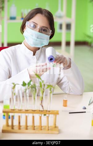 Schöne weibliche Biotechnologie Wissenschaftler Chemiker im Labor arbeiten Stockfoto