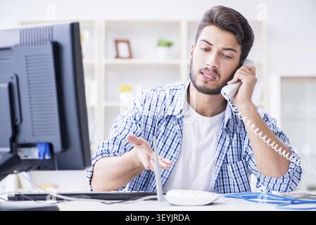 Frustriert junger Mann wegen der schwachen Internet Empfang Stockfoto