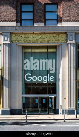 Außenansicht des Google-Gebäudes in der 111 8th Avenue im Stadtteil Chelsea von Manhattan, New York, vertikales Bild. Stockfoto