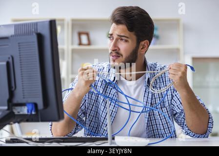 Frustriert junger Mann wegen der schwachen Internet Empfang Stockfoto
