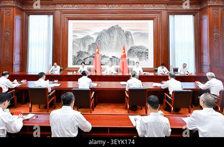 (260703) -- PEKING, 3. Juli 2026 (Xinhua) -- Li Xi, Mitglied des Ständigen Ausschusses des Politischen Büros des Zentralkomitees der Kommunistischen Partei Chinas (KPC) und Sekretär der Zentralkommission der KPC für Disziplinininspektion (CCDI), führt am 3. Juli 2026 den Vorsitz und hält eine Rede, die Xi Jinping, Generalsekretär des Zentralkomitees der KPC, bei einer Versammlung anlässlich des 105. Gründungsjubiläums gehalten hat. An der Sitzung nahmen Mitglieder des Ständigen Ausschusses der Zentralkommission der KPC für Disziplinarinspektion Teil und erörterten auch die Gedanken von Xi Jinping Stockfoto