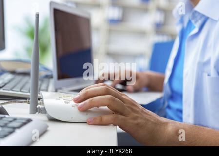 Frustriert junger Mann wegen der schwachen Internet Empfang Stockfoto