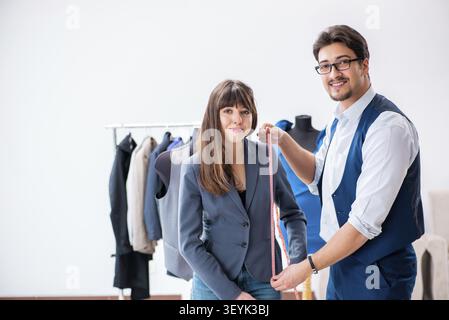 Professionelle maßgeschneiderte Messungen für Anzug Stockfoto